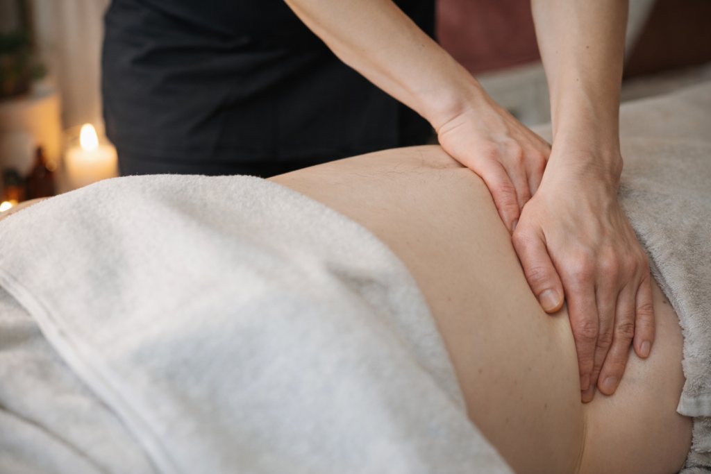 ただ生きているだけと感じる40代女性が身体をほぐしているイメージ